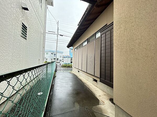 南西側駐車場は軽自動車が縦列で2~3台停まります。