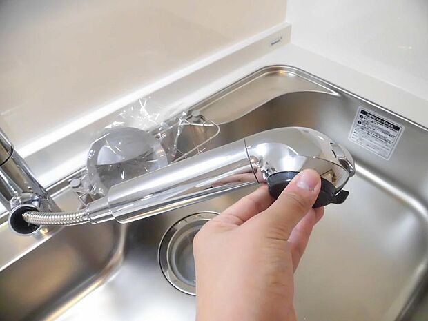 【設備写真】新品交換したキッチンの水栓金具はノズルが伸びてシンクのお手入れもラクラクです。水栓本体には浄水機能が内蔵されていて、おいしいお水をつくります。