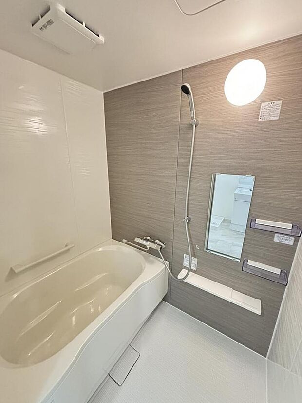 【リフォーム済／ユニットバス】浴室はハウステック製の新品のユニットバスに交換しました。浴槽には滑り止めの凹凸があり、床は濡れた状態でも滑りにくい加工がされている安心設計です。