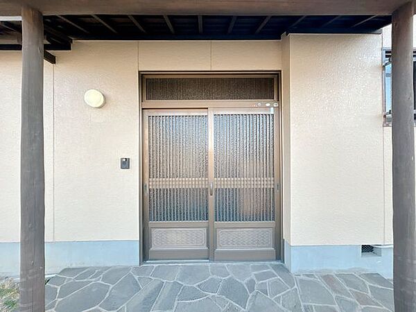 【リフォーム済】玄関です。鍵交換を行いました。