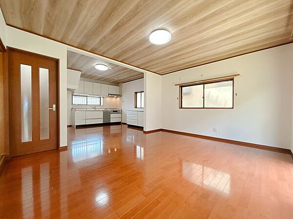 【リフォーム済】リビングです。18帖の広々としたLDKです。天井と壁はクロスを張替え、床はクリーニングを行いました。