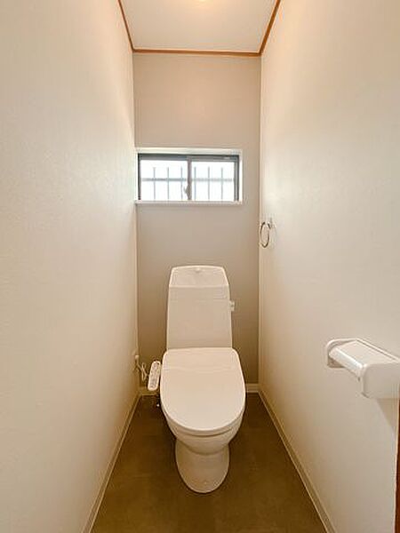 【リフォーム済】1階トイレです。便器は新品交換し、天井と壁はクロスを張替え、床はクッションフロアを張りました。