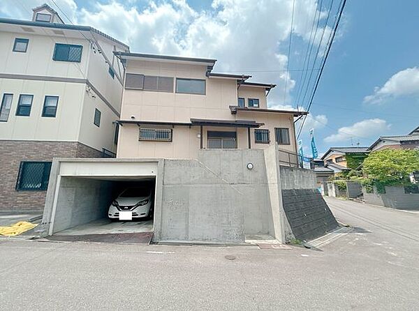 【リフォーム済】外観別角度です。擁壁は高圧洗浄を行いました。