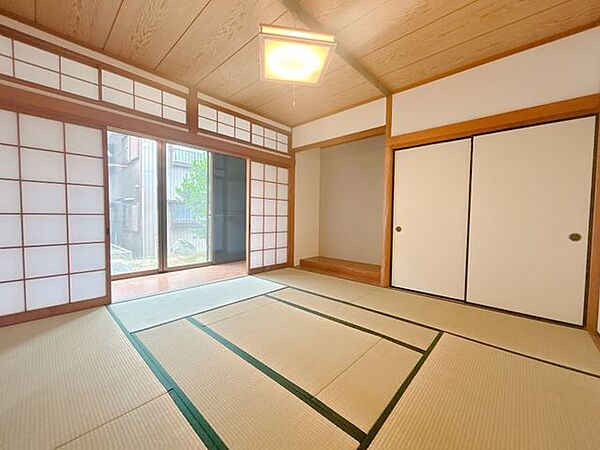 【リフォーム済】1階和室です。壁はクロスを張替え、畳は表替を実施いたしました。掘りごたつと縁側付きの広々和室になります。