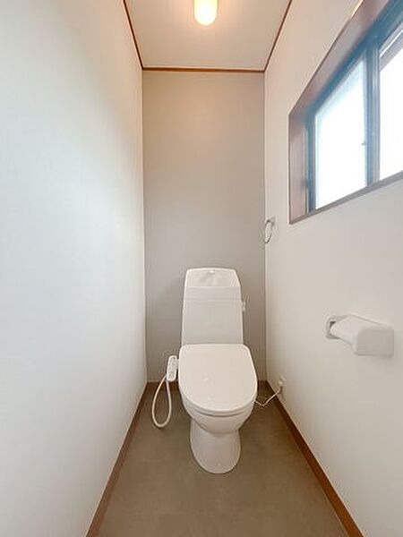 【リフォーム済】2階トイレです。天井と壁はクロスを張替え、床はクッションフロアを張りました。便器は新品交換いたしました。