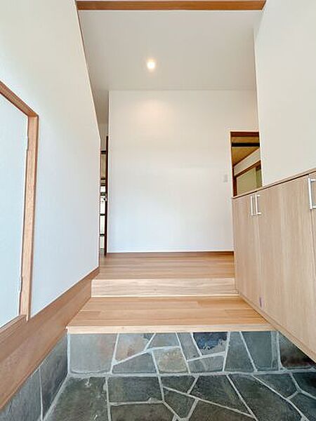 【リフォーム済】玄関内観です。天井と壁はクロスを張替え、床はフロアタイルを張りました。