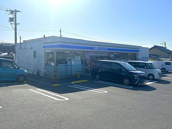 【コンビニ】ローソン大府東山小学校前店まで約500ｍ（徒歩約7分）。
