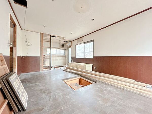 リビング　【リフォーム中】フローリング上張り、クロス張り替え、建具交換。