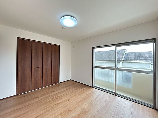 2階洋室　【リフォーム済】建具交換、フローリング重張。クローゼットも設置したしました。