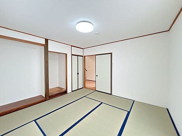 1階和室　【リフォーム済】1階に一部屋あれば将来の寝室にもなります。イ草の心地よい香りと柔らかさは心と身体にやさしい空間です。