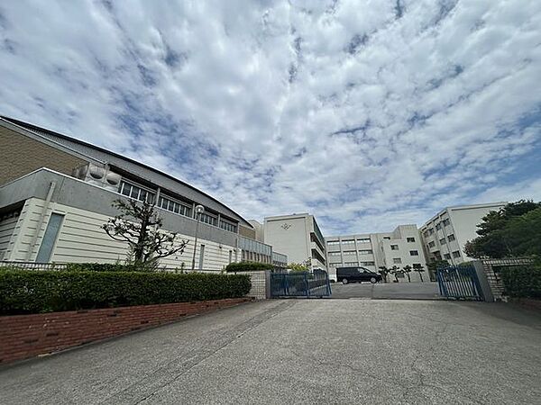 中学校は加木屋中学校になります。 2700m