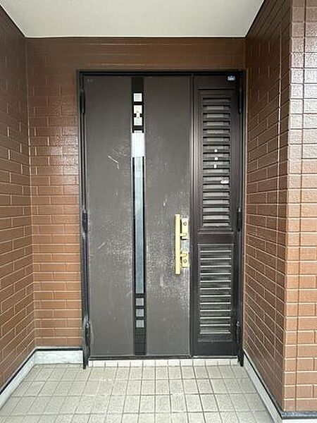 【リフォーム中】 玄関　鍵交換予定です。