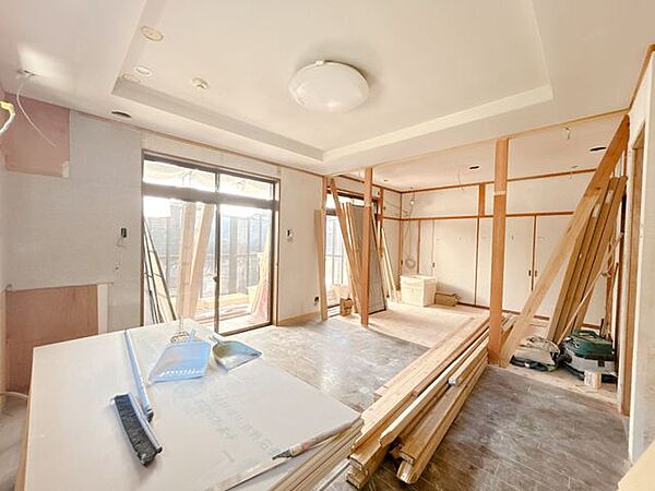 【リフォーム中】リビング　フローリング上張り、建具交換、クロス交換予定。