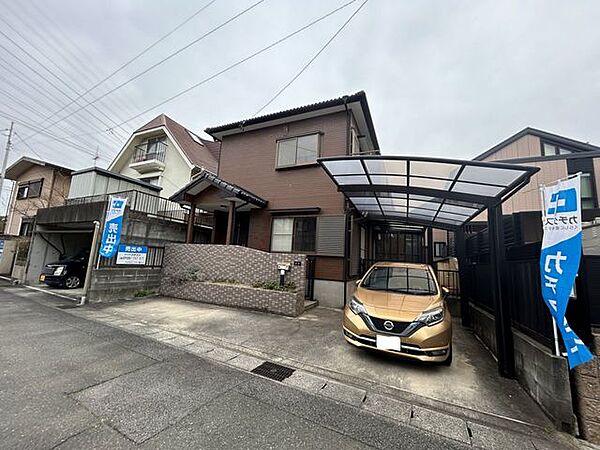 外観　 2020年頃外壁塗装済み。カーポートがついていて雨の日でもゆっくり乗り降りできます。