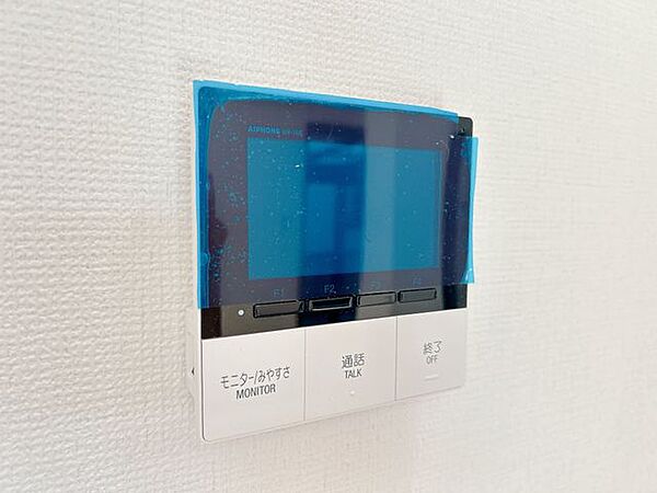 【リフォーム済】モニターホンは新品に交換しました。玄関を開けなくても来客を確認できて安心です。