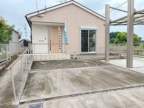 車種により駐車2台可能です。