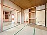 室内：【リフォーム中】和室です。つなぎ扉部分は壁にして、洋室に変更いたします。天井と壁はクロスを張替え、床はフローリングを張ります。収納扉やドアも新品交換いたします。