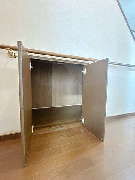 【収納】階段下収納もついております。季節ものなどを収納できそうですね。