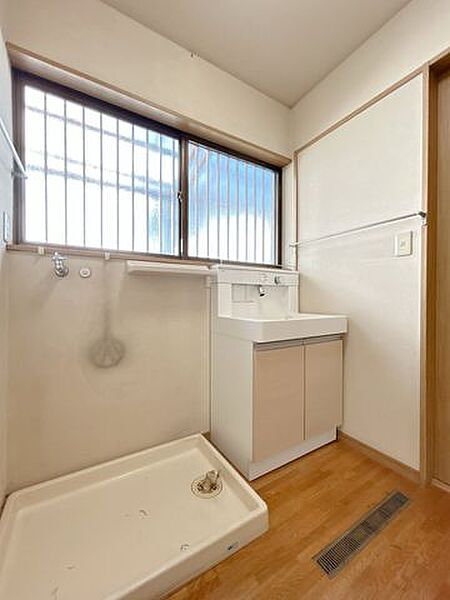 【洗面】ドラム式洗濯機を置くことのできるスペースがあります。脱いだ衣服も洗濯機に入れて浴室に直行できます。