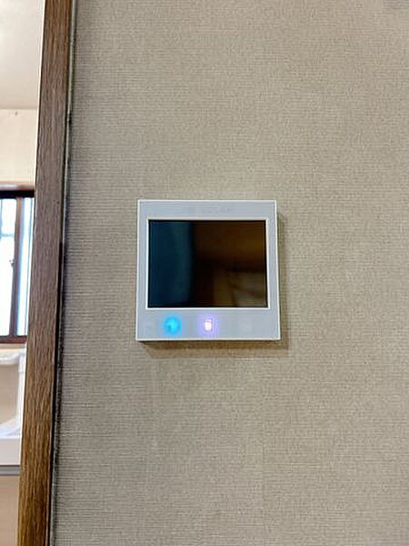 【OMソーラー】屋根で太陽の熱を集め、冬の暖房や給湯、喚起を行うシステムがついております。