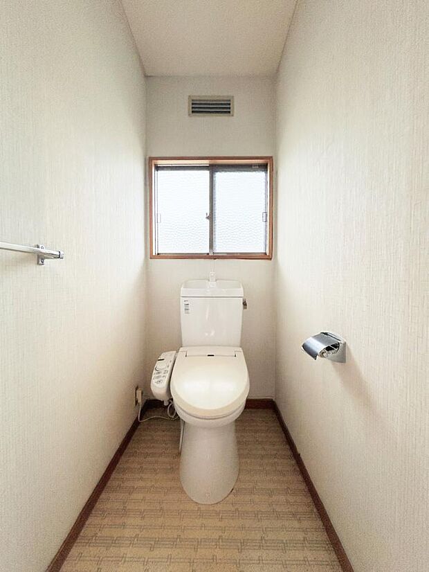 【2階トイレ】自宅にトイレが2台あるのは嬉しいポイント。込み合う朝の身支度時には本領発揮、トイレの出待ちもなくなり気持ちよく出かけられます。