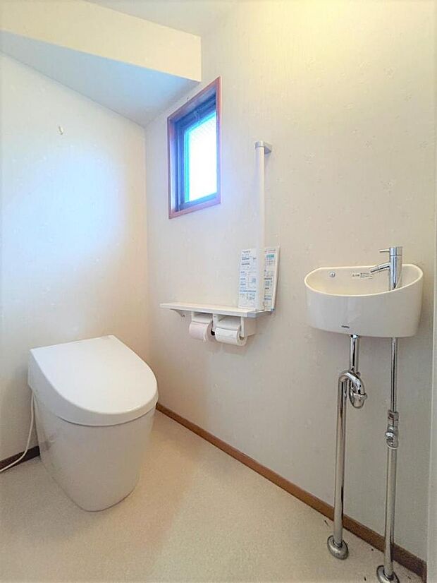 【トイレ】温水洗浄機能付きで毎日快適に使用できます。小窓を開ければ日の光と自然の風で気持ちよくお掃除できそうです。