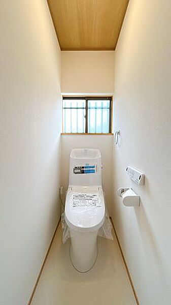 【リフォーム済】トイレはリクシル製の温水洗浄機能付きに新品交換します。表面は凹凸がないため汚れが付きにくく、継ぎ目のない形状でお手入れが簡単です。節水機能付きなのでお財布にも優しいですね。