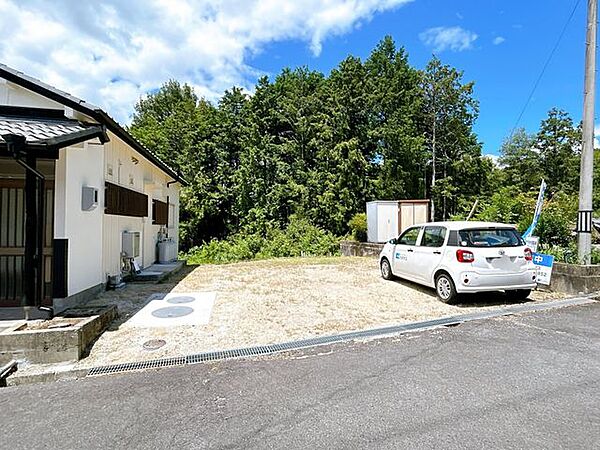 【リフォーム済】現地外観別角度写真です。接している道路幅は約5ｍで、4台駐車可能です。