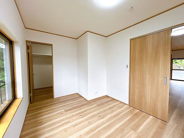 【リフォーム済】北西側居室別角度写真です。フローリング上張り、クロス張替えを行いました。