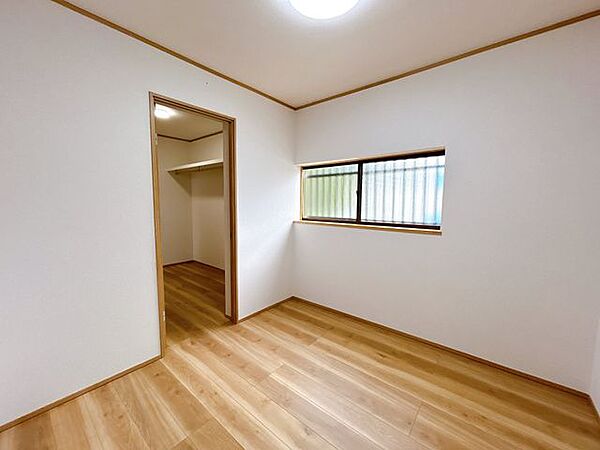 【リフォーム済】東側居室別角度写真です。フローリング上張り、クロス張替えを行いました。