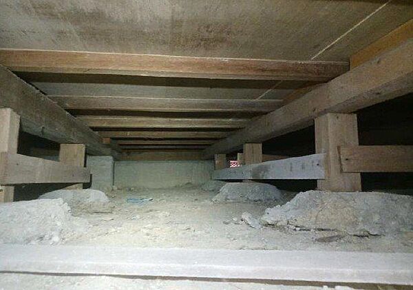 中古住宅の3大リスクである、雨漏り、主要構造部分の欠陥や腐食、給排水管の漏水や故障を2年間保証します。その前提で床下まで確認の上でリフォームし、シロアリの被害調査と防除工事もおこないます。