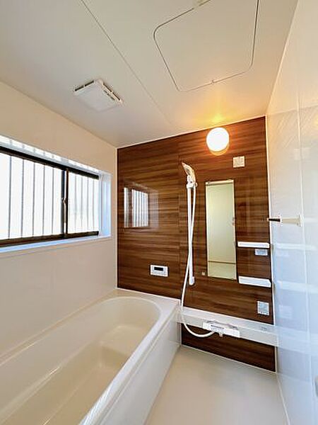 【リフォーム済】浴室はハウステック製の新品のユニットバスに交換いたしました。浴槽には滑り止めの凹凸があり、床は濡れた状態でも滑りにくい加工がされている安心設計です。