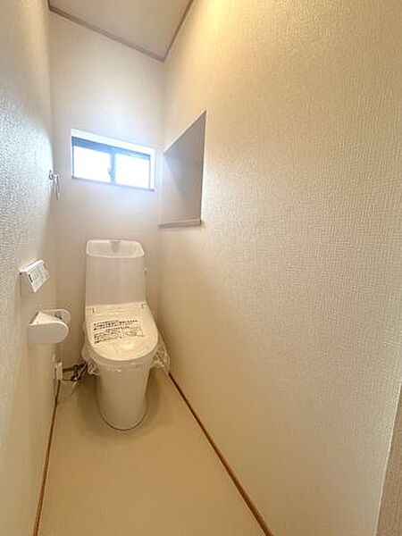 【リフォーム済】トイレはリクシル製の温水洗浄機能付きに新品交換いたしました。表面は凹凸がないため汚れが付きにくく、継ぎ目のない形状でお手入れが簡単です。節水機能付きなのでお財布にも優しいですね。