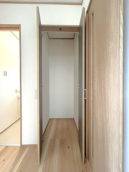 1階廊下収納写真です。トイレやリビングに近いため、様々な用途でお使いいただけます。