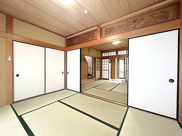 【リフォーム済】1階8畳和室写真です。6畳和室との続き間になっており、広々お使いいただけます。