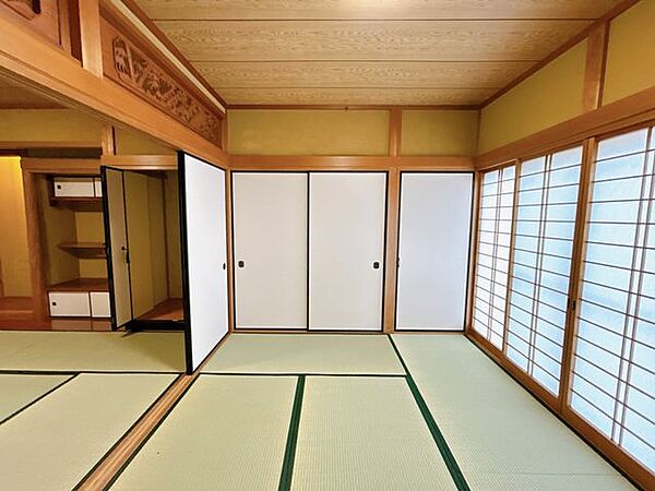 【リフォーム済】1階6畳和室写真です。畳の表替えや障子の張り替えを行いました。