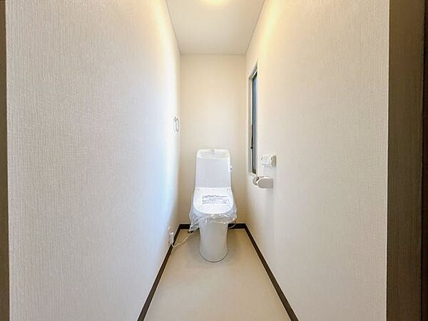 【リフォーム済】トイレはリクシル製の温水洗浄機能付きに新品交換しました。表面は凹凸がないため汚れが付きにくく、継ぎ目のない形状でお手入れが簡単です。節水機能付きなのでお財布にも優しいですね。