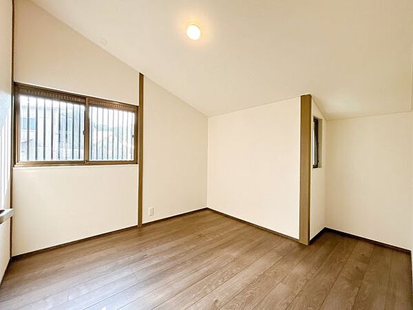 【リフォーム済】2階約5帖洋室です。フローリング上張り、クロス張替えを行いました。