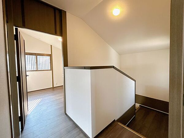 【リフォーム済】2階廊下写真です。