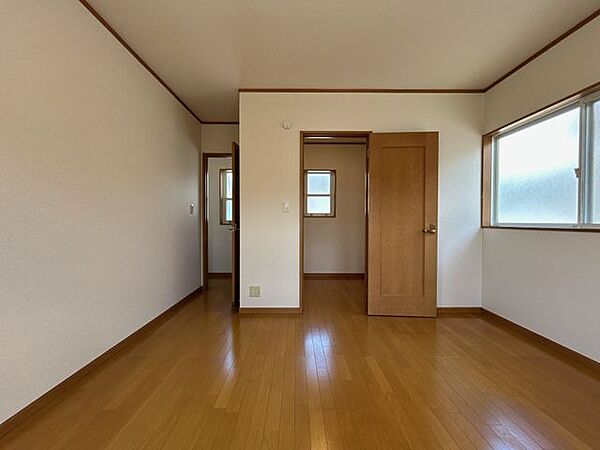 【リフォーム済】2階8.5帖洋室写真です。床のクリーニング、クロス張替えを行いました。