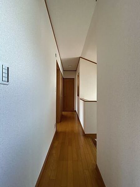 【リフォーム済】2階廊下写真です。
