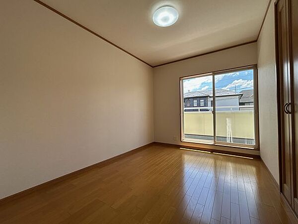 【リフォーム済】2階中央側6帖洋室写真です。南向きで日当たりに期待できます。