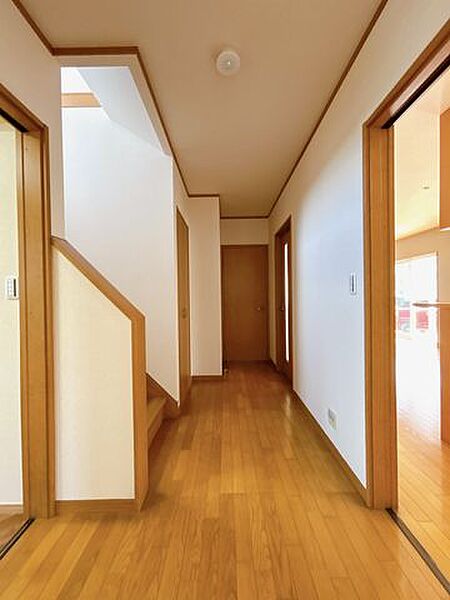【リフォーム済】1階廊下写真です。床のクリーニング、クロス張替えを行いました。