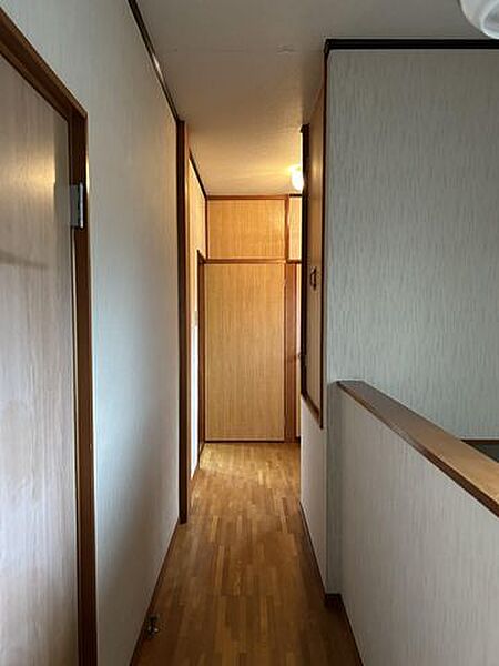 【リフォーム中】2階廊下写真です。フローリング上張りを行います。