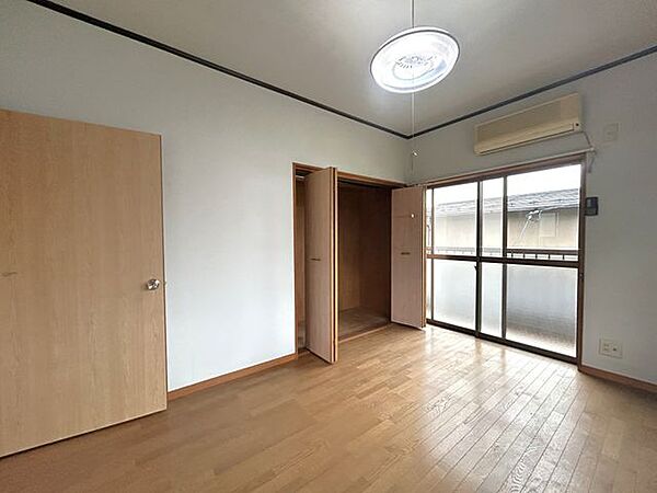 【リフォーム中】2階西側洋室別角度からの写真です。クロス張替え等を行います。