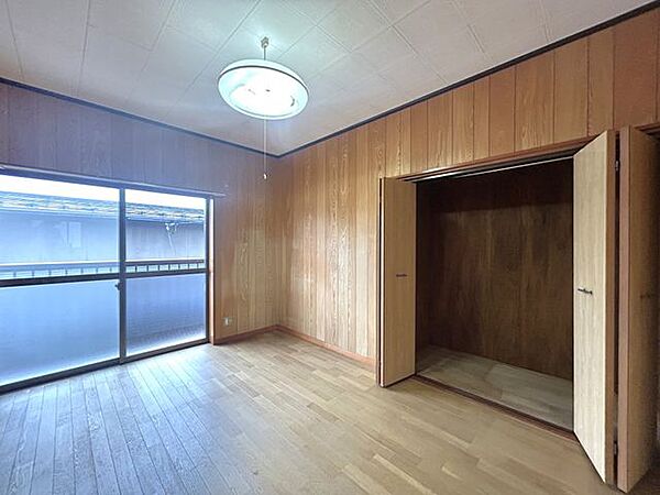 【リフォーム中】2階中央洋室写真です。クロス張替え等を行います。