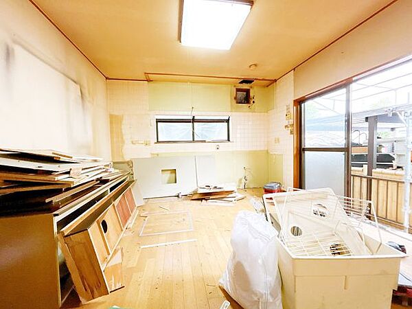 【リフォーム中】リビング写真です。キッチンは新品交換いたします。