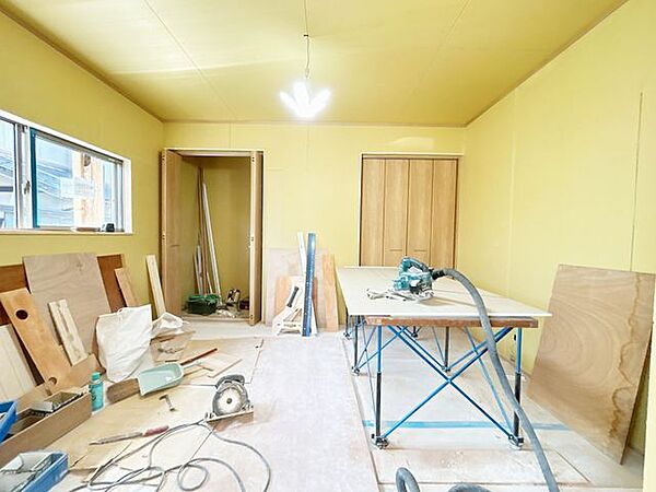 【リフォーム中】リビング部分別角度からの写真です。フローリング張り、クロス張替えを行います。