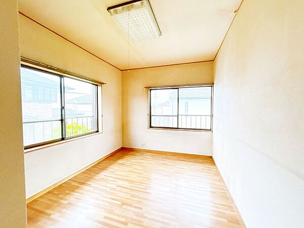 【リフォーム中】2階東側洋室別角度からの写真です。フローリング上張り、クロス張替えを行います。