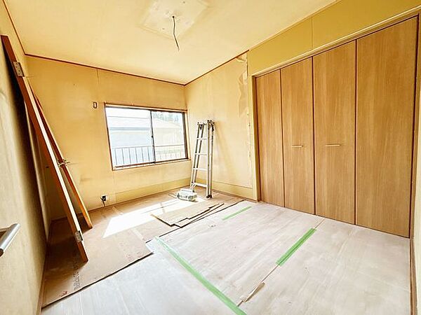 【リフォーム中】2階中央居室です。フローリング上張り、クロス張替えを行います。